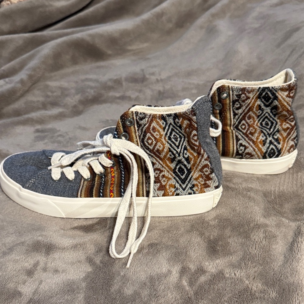 Inkkas Geometric Patterned High-Tops - Gray and Brown